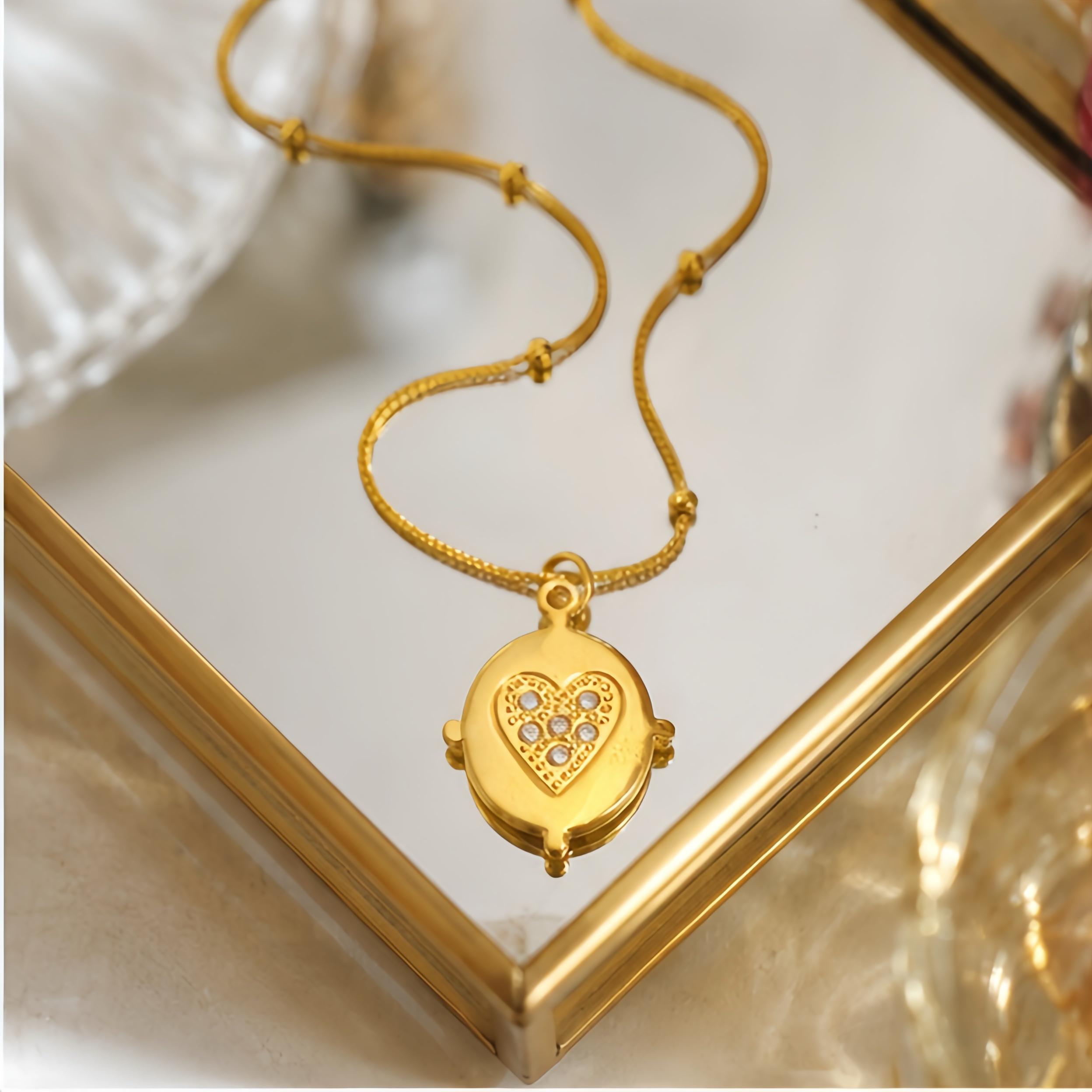 French retro oval heart diamond-encrusted pendant necklace for women, stainless steel non-fading snake bone chain, light luxury, exquisite and versatile, commuting collarbone chain as a gift