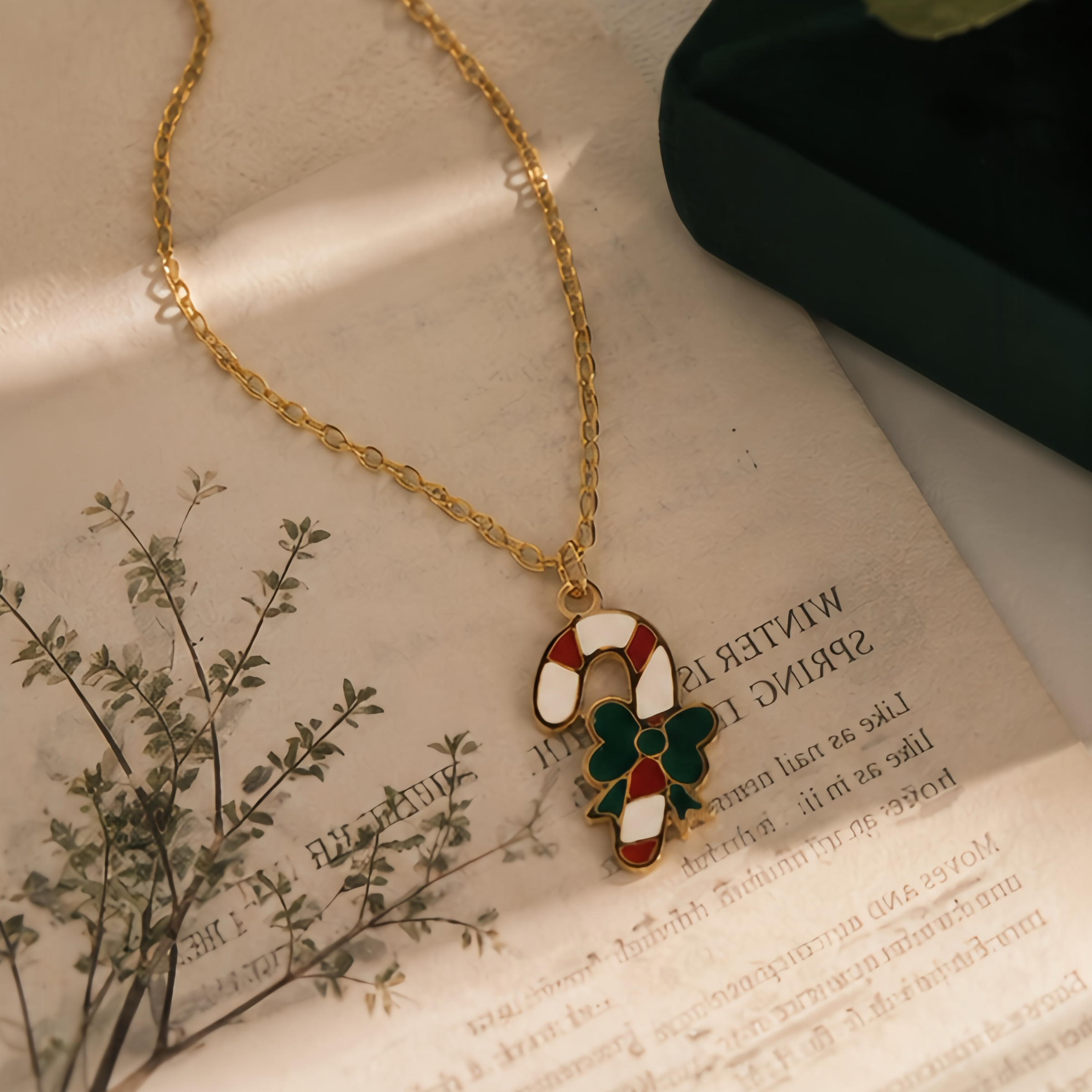 Retro Christmas color-blocking cane candy collarbone chain autumn and winter outfits, a unique and fresh basic style, a winter festive atmosphere, and a unique Instagram metal jewelry Specification image