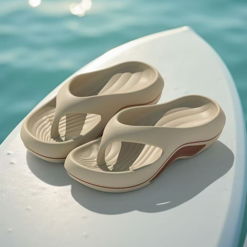 The new summer flip-flops for women to wear outside are thick-soled, fashionable and high-end. They are versatile for beach coolness Item Picture