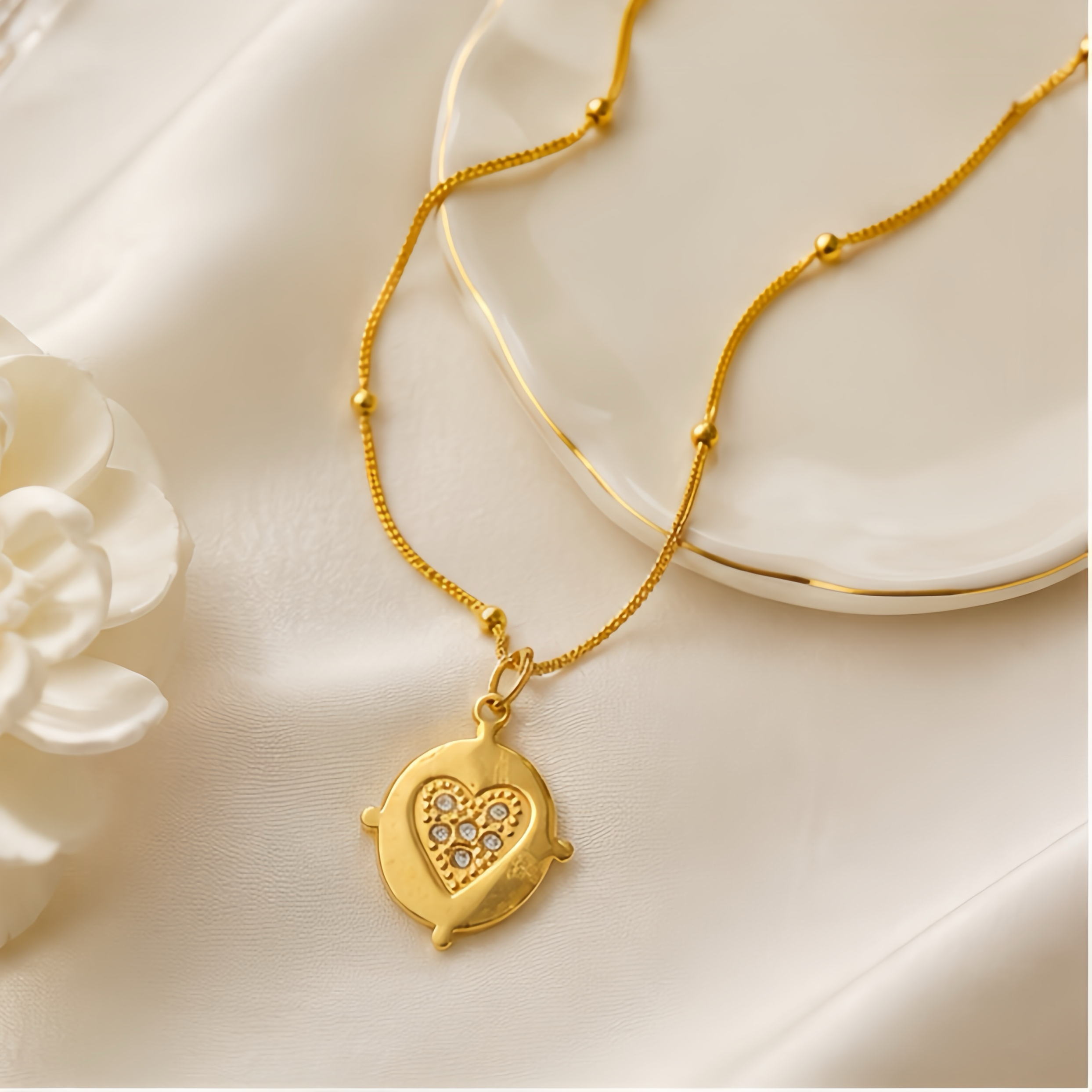 French retro oval heart diamond-encrusted pendant necklace for women, stainless steel non-fading snake bone chain, light luxury, exquisite and versatile, commuting collarbone chain as a gift Application Scenario