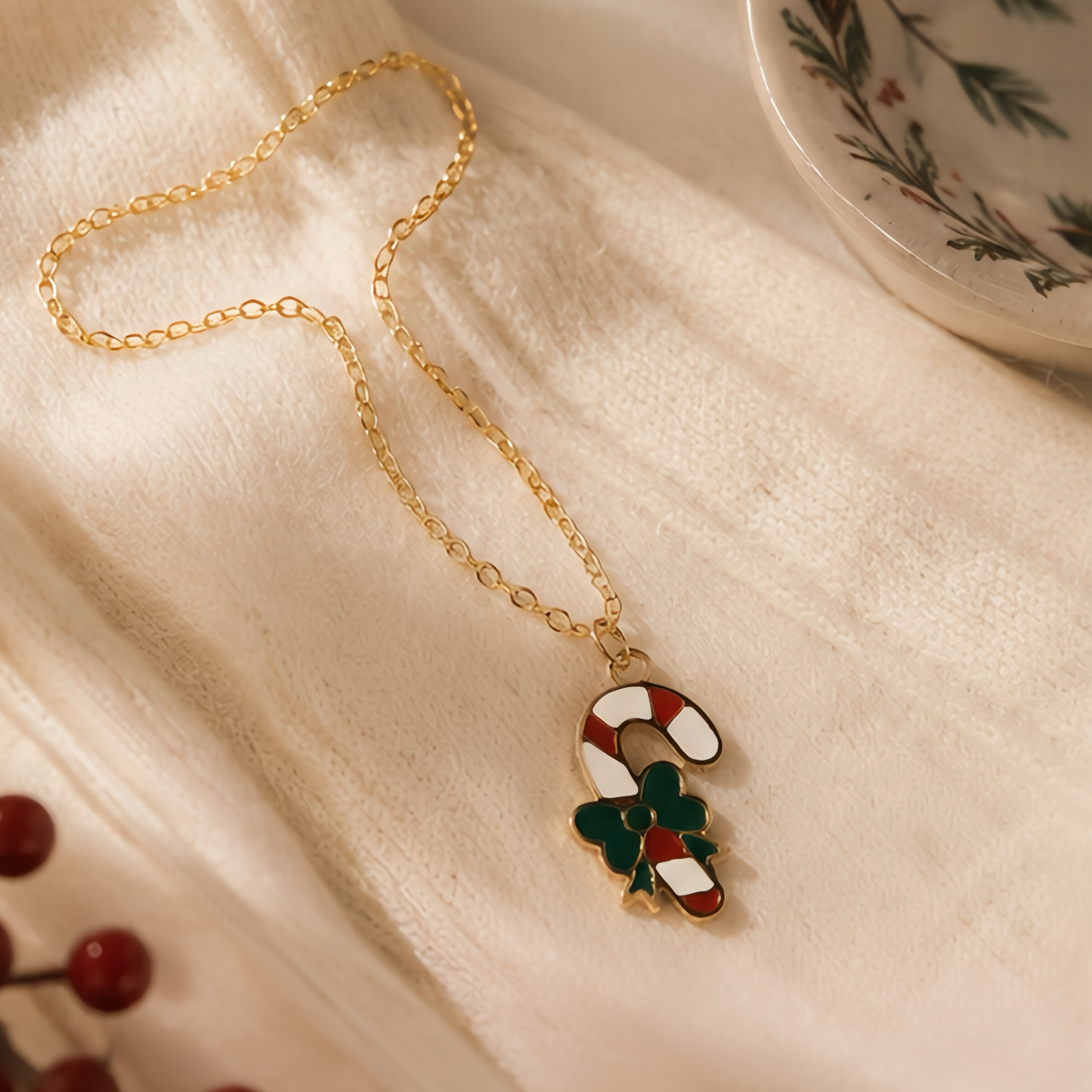 Retro Christmas color-blocking cane candy collarbone chain autumn and winter outfits, a unique and fresh basic style, a winter festive atmosphere, and a unique Instagram metal jewelry Application Scenario