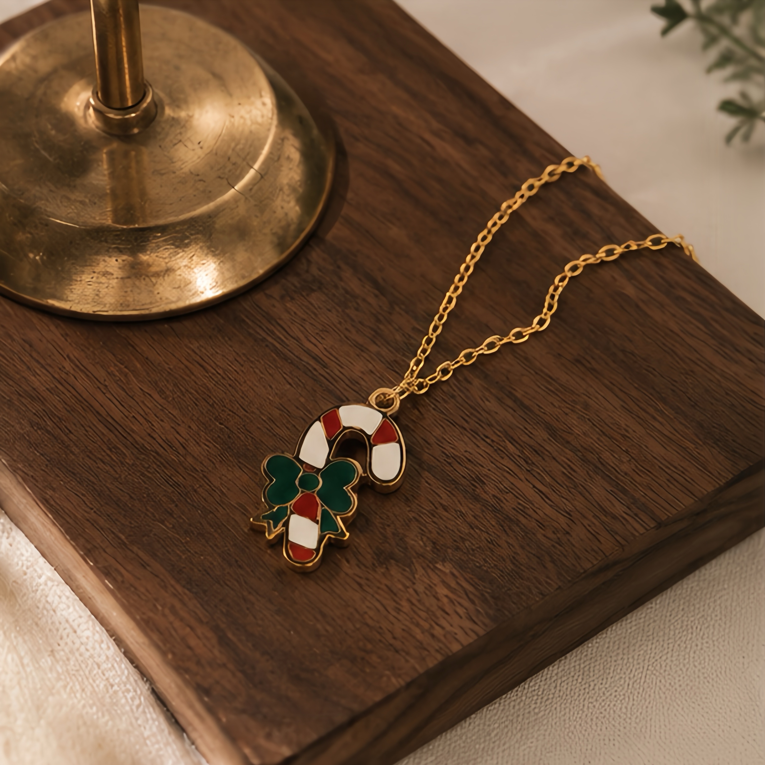 Retro Christmas color-blocking cane candy collarbone chain autumn and winter outfits, a unique and fresh basic style, a winter festive atmosphere, and a unique Instagram metal jewelry details Picture