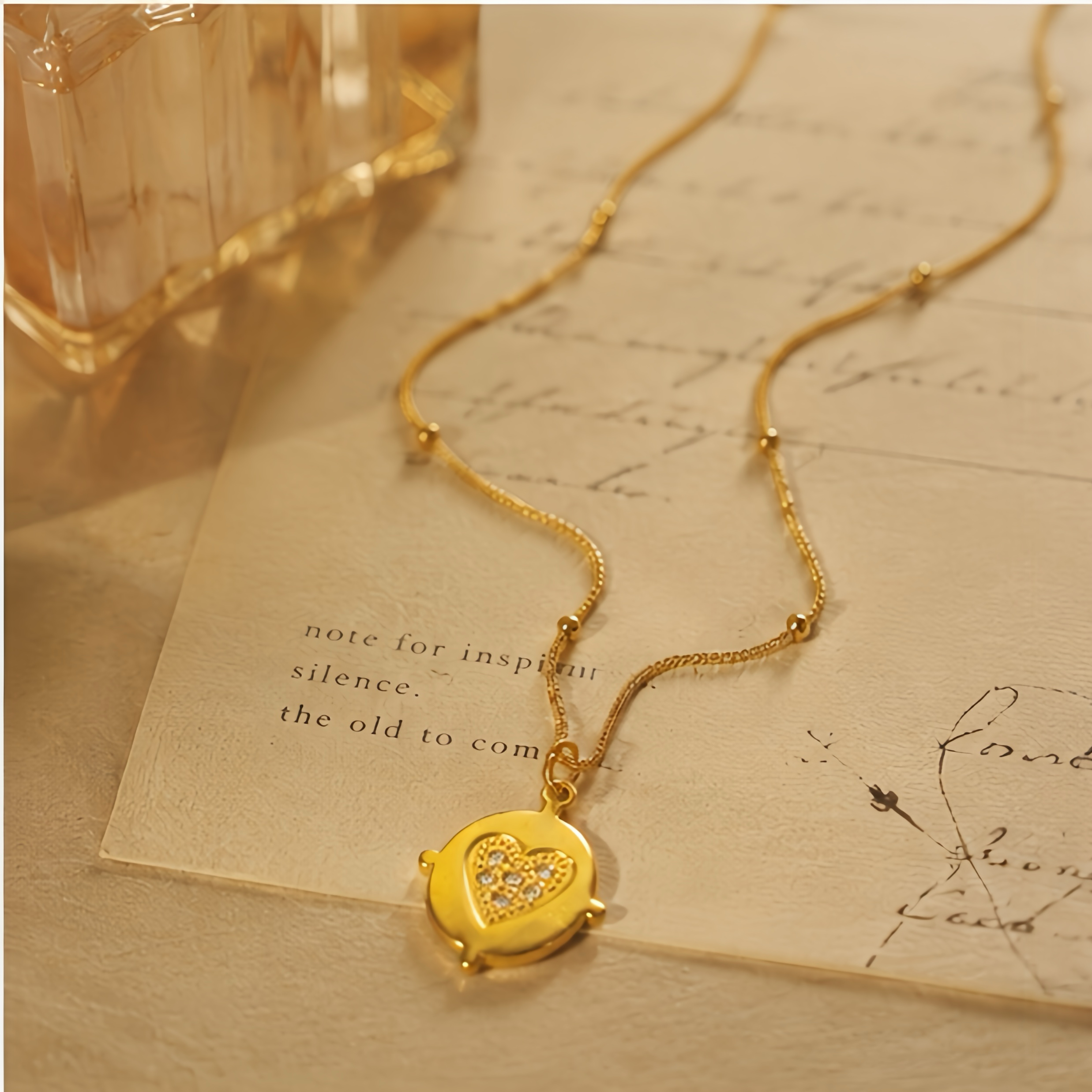 French retro oval heart diamond-encrusted pendant necklace for women, stainless steel non-fading snake bone chain, light luxury, exquisite and versatile, commuting collarbone chain as a gift Specification image