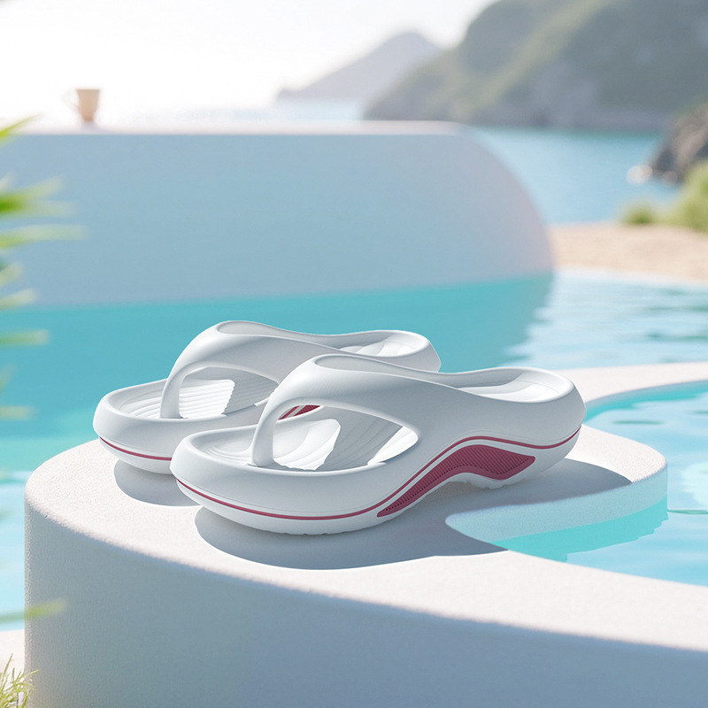 The new summer flip-flops for women to wear outside are thick-soled, fashionable and high-end. They are versatile for beach coolness details Picture
