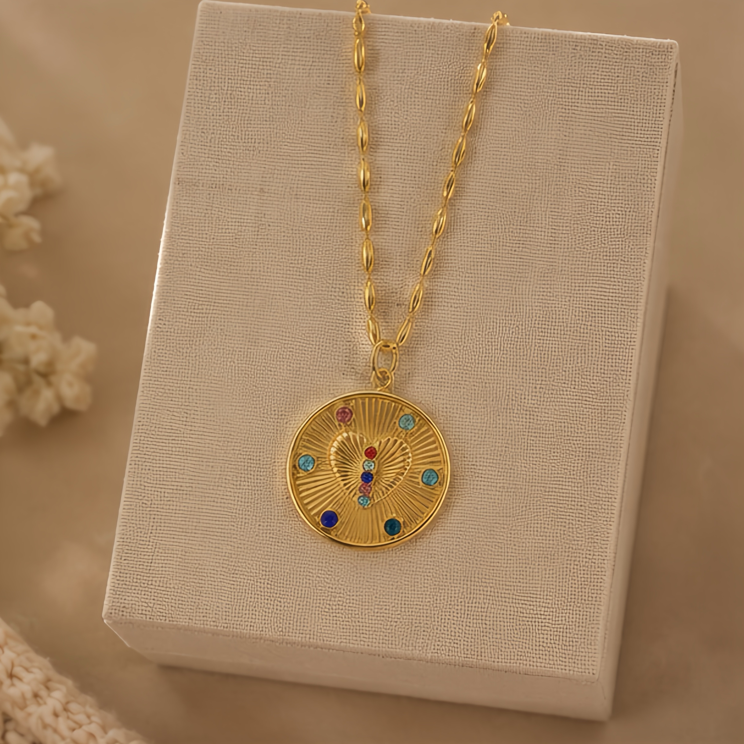 European and American style retro radial pattern colored diamond heart round plate necklace, stainless steel olive chain, multi-color inlaid diamond relief metal neck accessory for commuting ladies Specification image