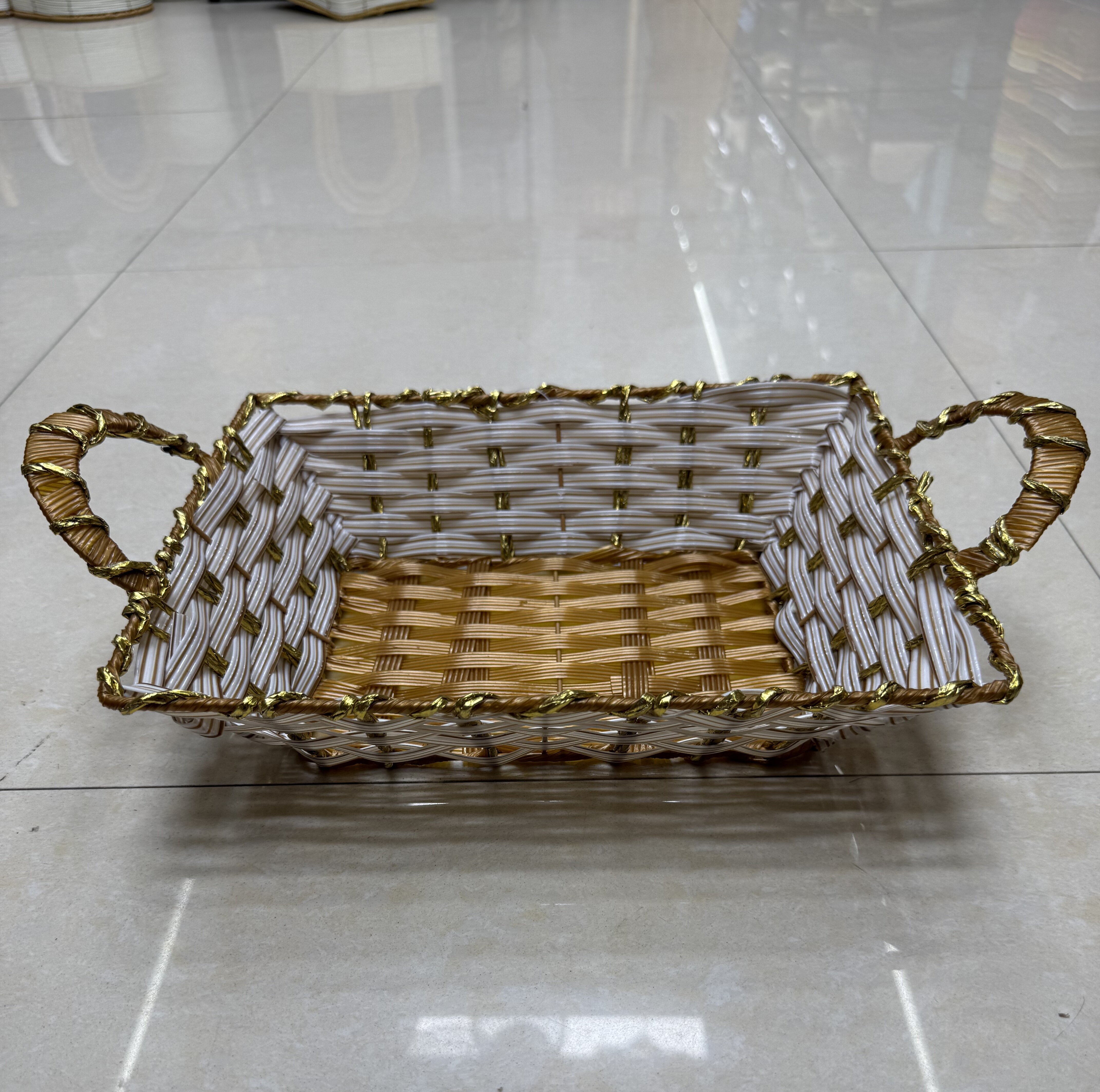 A golden square ear-pulling storage basin with white rubber, fruit and snack basket, bread basket, toy storage basket, supermarket gift packaging basket, souvenir packaging basket, kitchen sauce storage basket, vegetable storage basket, tissue storage basket, and cosmetics basket details Picture