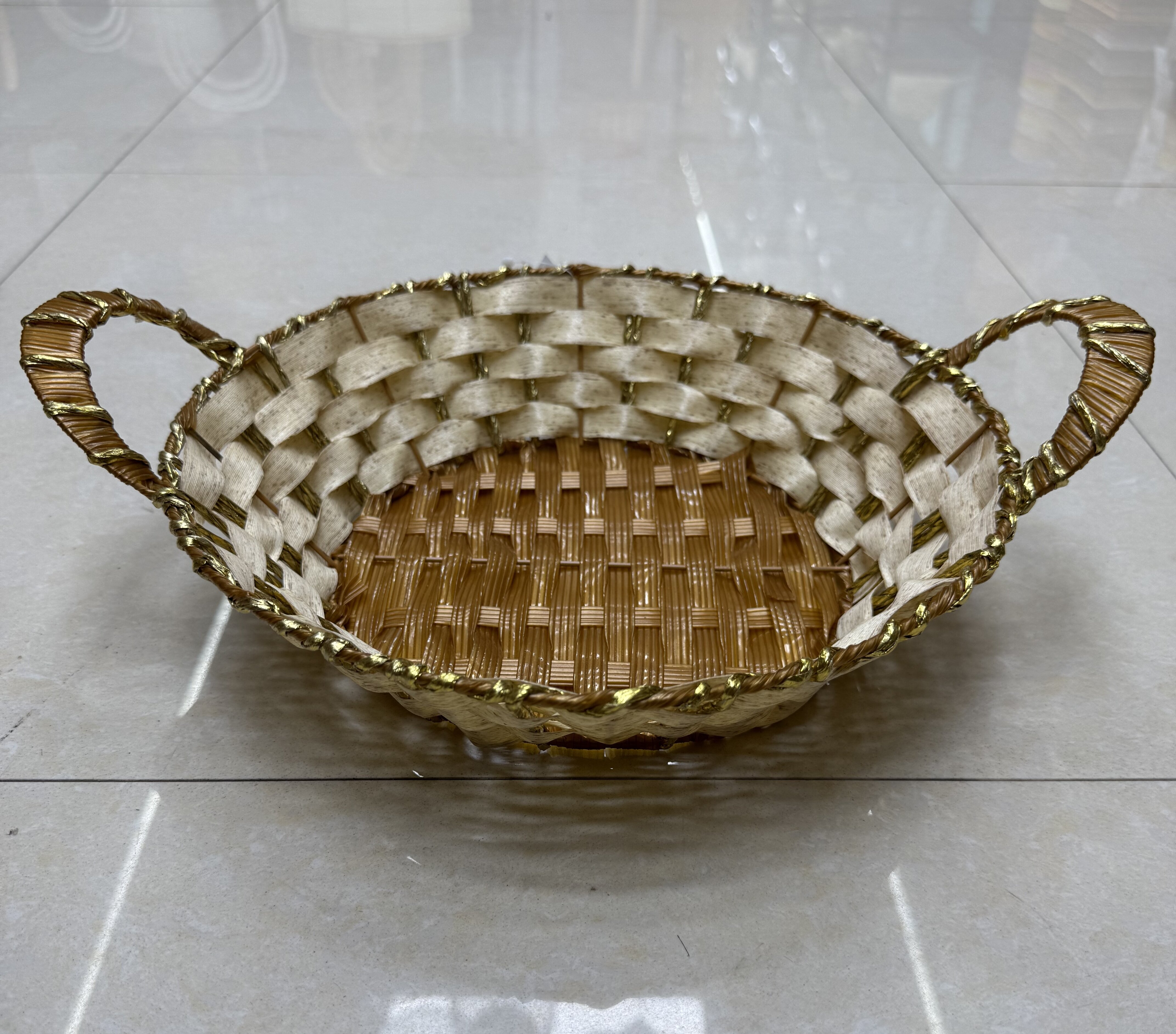 Beige rubber with gold thread, round ear drawer storage basin, fruit and snack basket, bread basket, toy storage basket, supermarket gift packaging basket, souvenir packaging basket, kitchen sauce storage basket, vegetable basket, tissue paper storage basket, cosmetics basket details Picture