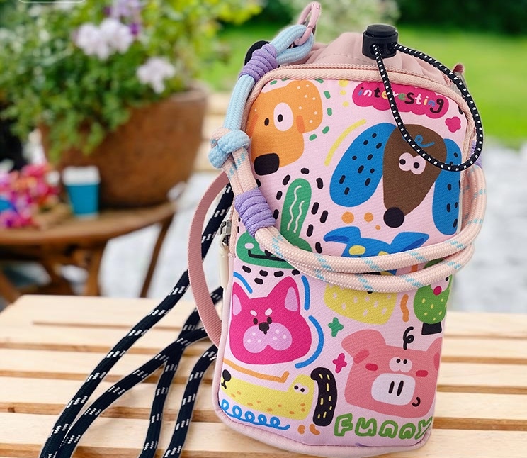 In 2026, the manufacturer's new dopamine single-shoulder bag is a convenient outdoor crossbody bag, a cartoon and cute outdoor water bottle bag, and a fashionable and versatile single-shoulder phone bag Application Scenario