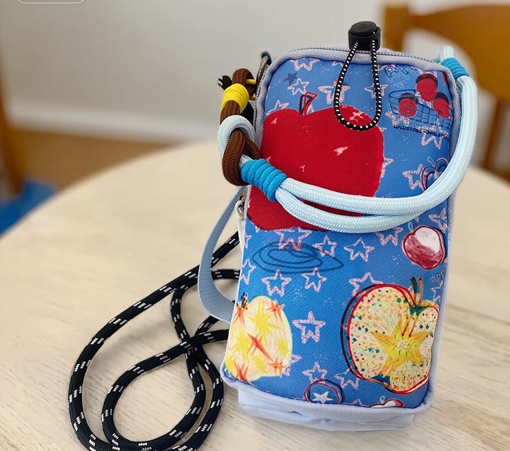 In 2026, the manufacturer's new dopamine single-shoulder bag is a convenient outdoor crossbody bag, a cartoon and cute outdoor water bottle bag, and a fashionable and versatile single-shoulder phone bag