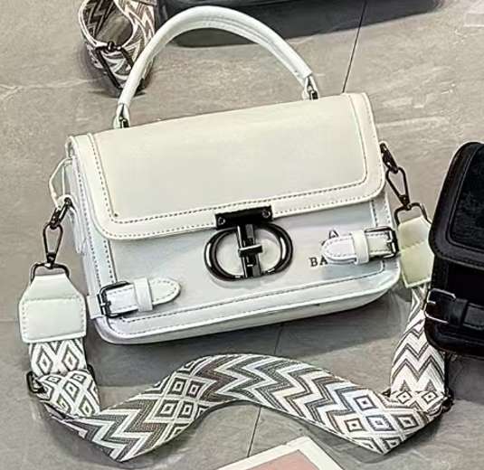 PU women's bag, a fashionable soft leather tote bag with a crossbody design, is suitable for all seasons and is lightweight for commuting