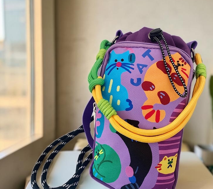 In 2026, the manufacturer's new dopamine single-shoulder bag is a convenient outdoor crossbody bag, a cartoon and cute outdoor water bottle bag, and a fashionable and versatile single-shoulder phone bag detail image 8