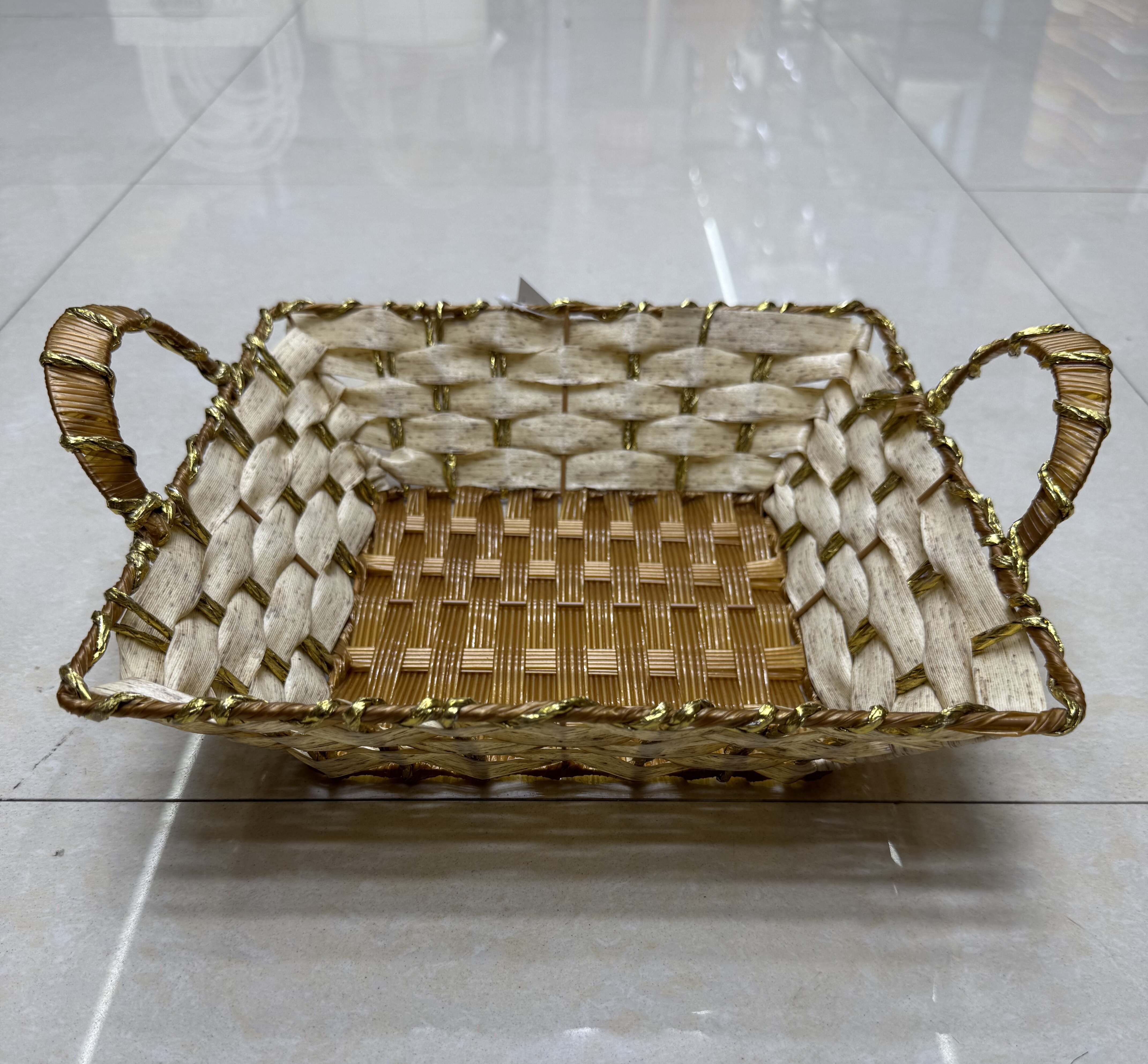 Beige rubber with gold thread square ear-pulling storage basin, fruit and snack basket, bread basket, toy storage basket, supermarket gift packaging basket, souvenir packaging basket, kitchen sauce storage basket, vegetable basket, tissue paper storage basket, cosmetics basket details Picture