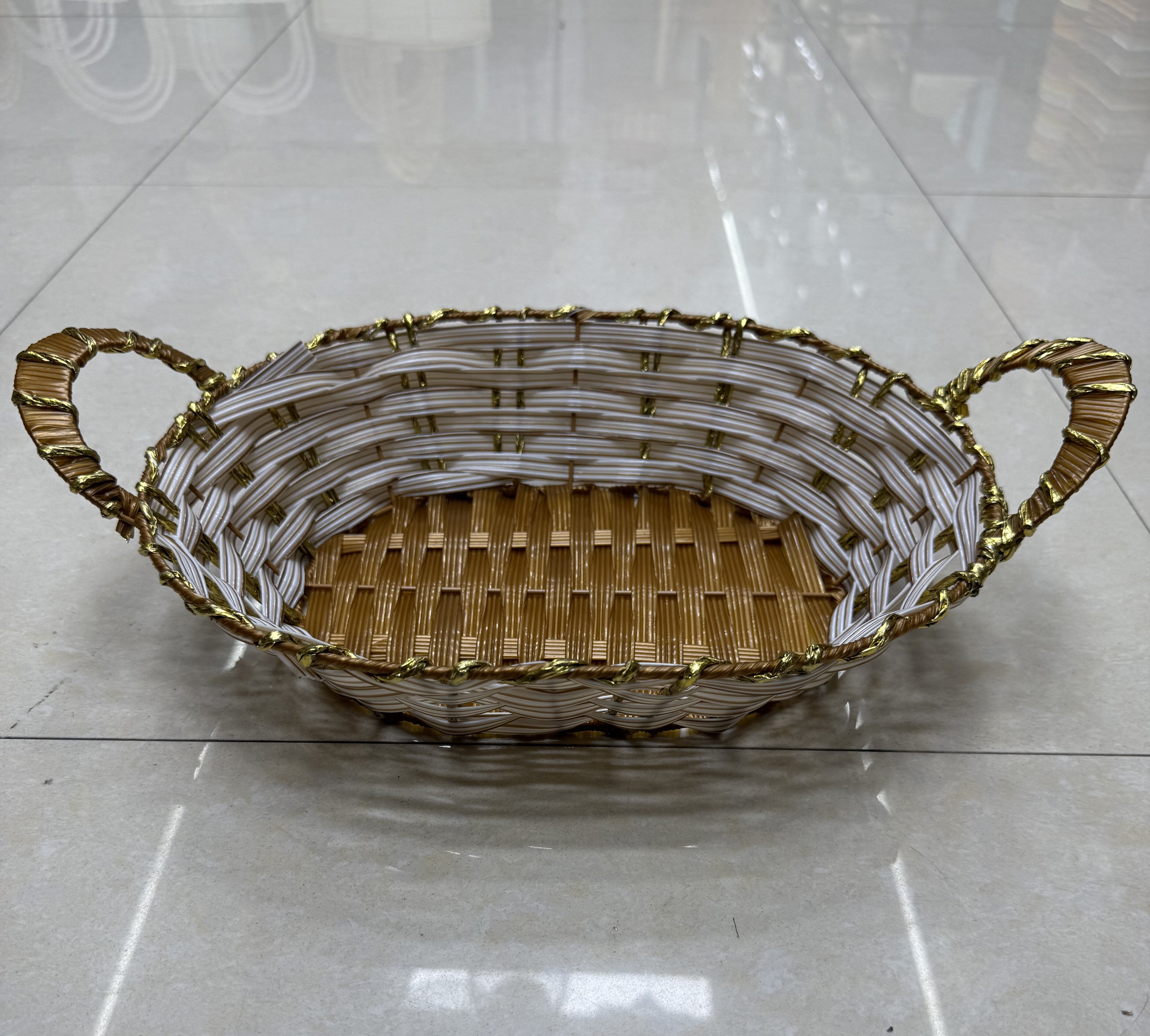 White rubber with golden thread, denel-shaped, draw-out storage basin, fruit and snack basket, bread basket, toy storage basket, supermarket gift packaging basket, souvenir packaging basket, kitchen sauce storage basket, vegetable placement basket, tissue storage basket, cosmetics basket details Picture