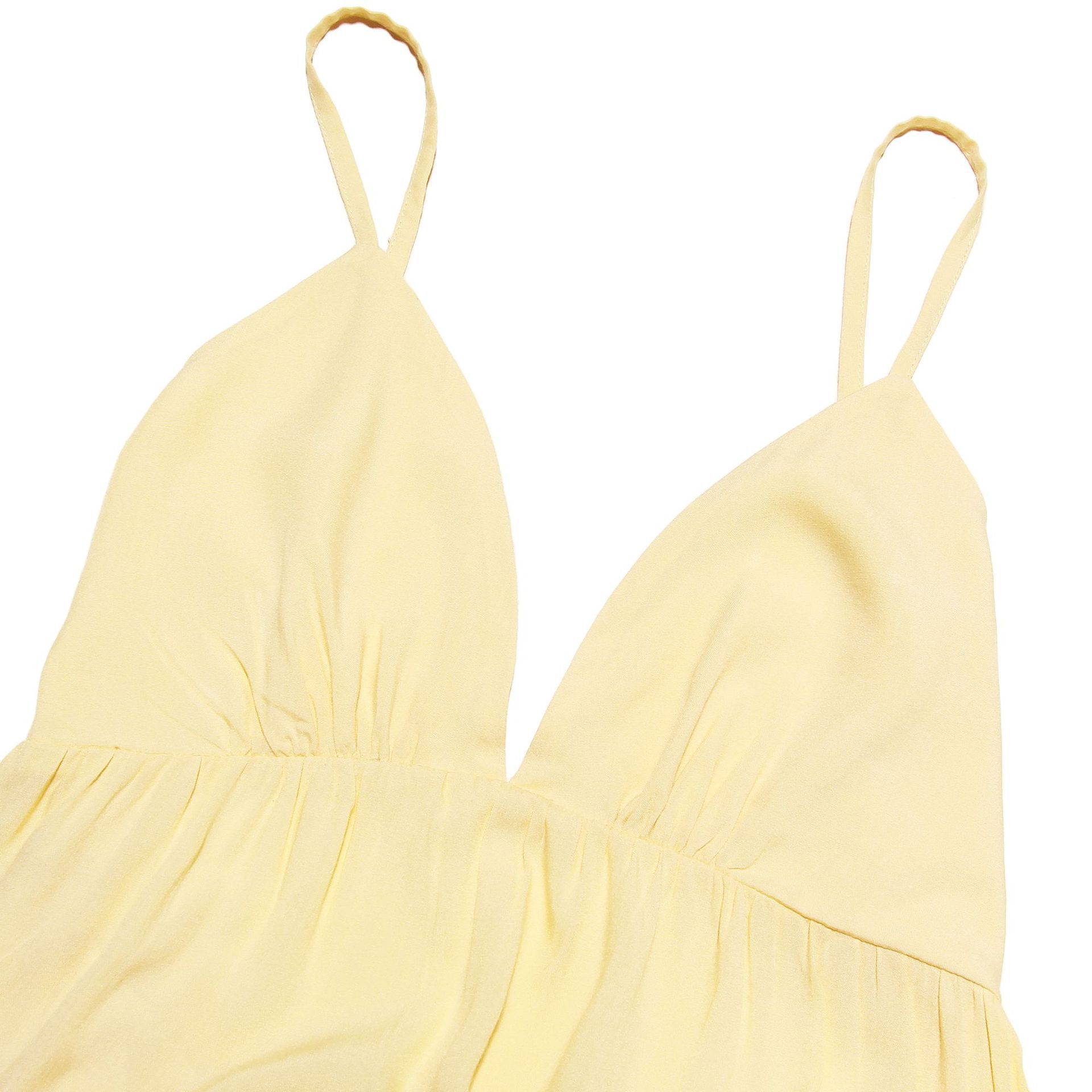 Hot Girls' 2026 summer outfits: Sexy V-neck backless seaside vacation dress, halter dress, sweet and spicy style long dress Application Scenario