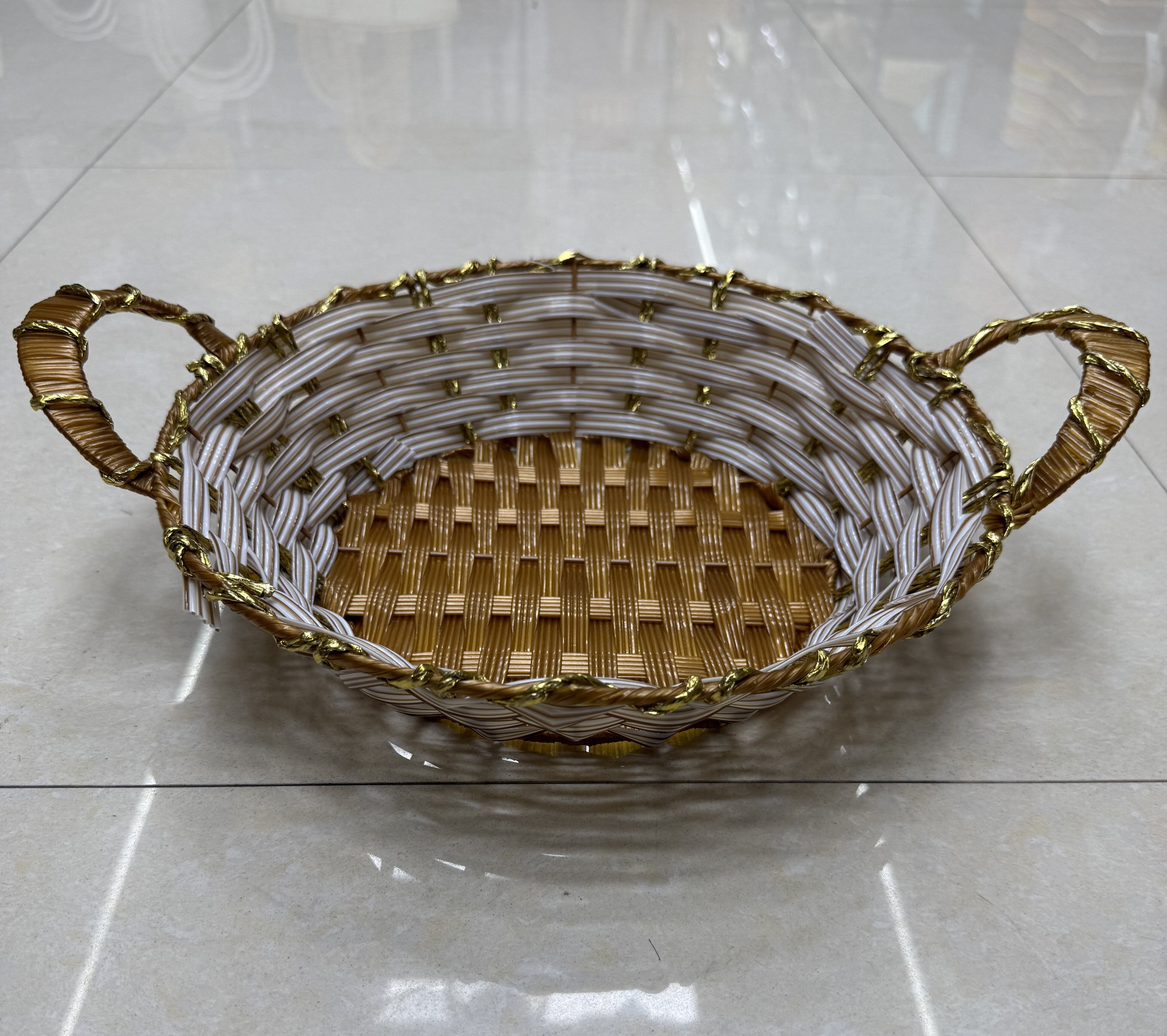 Beige rubber with gold thread, round ear-pulling storage basin, fruit and snack basket, bread basket, toy storage basket, supermarket gift packaging basket, souvenir packaging basket, kitchen sauce storage basket, vegetable basket, tissue paper storage basket, cosmetics basket. 1 Item Picture