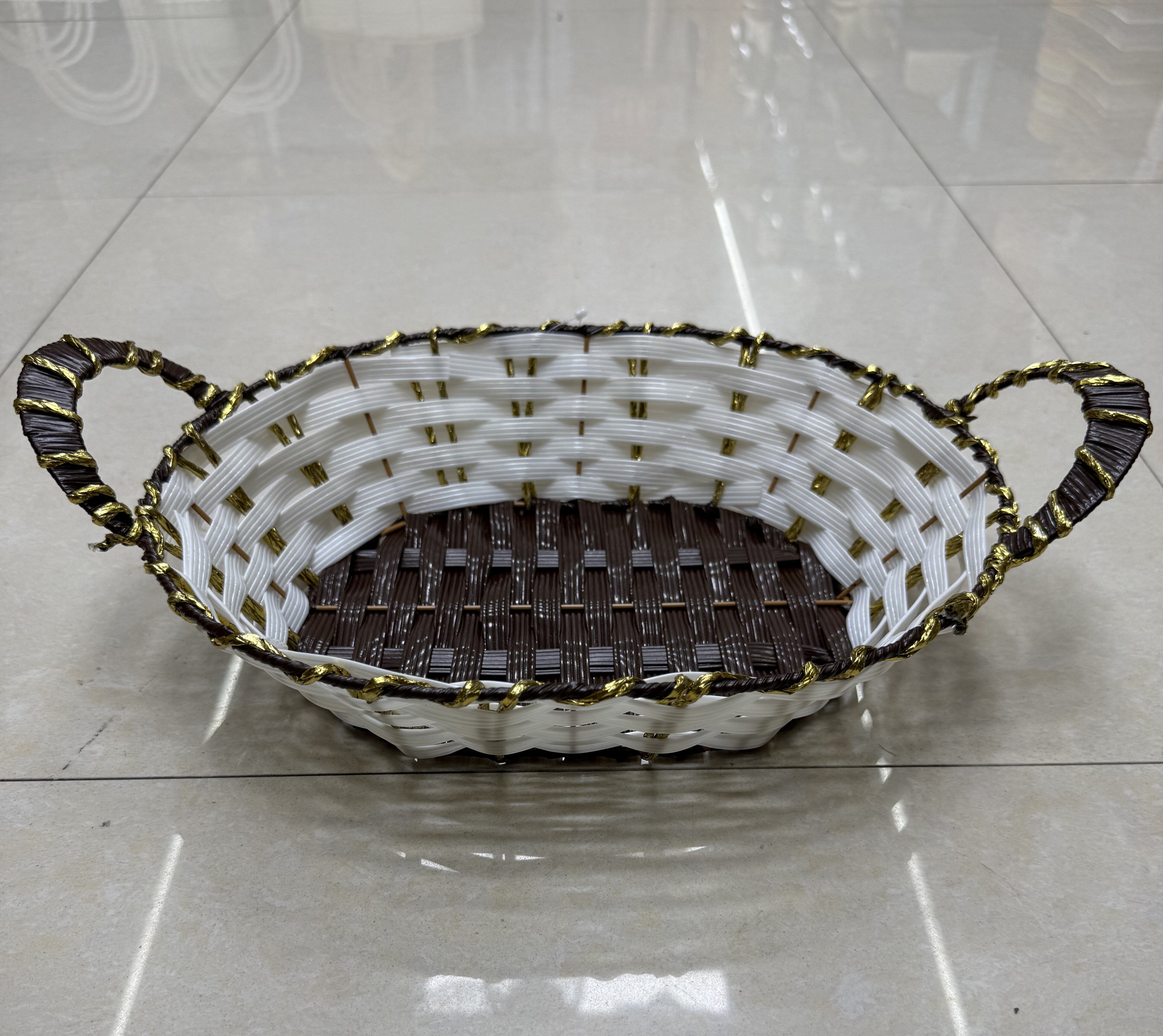White brown rubber with golden thread egg-shaped ear-pulling storage basin, fruit and snack basket, bread basket, toy storage basket, supermarket gift packaging basket, souvenir packaging basket, kitchen sauce storage basket, vegetable basket, tissue storage basket, cosmetics basket details Picture