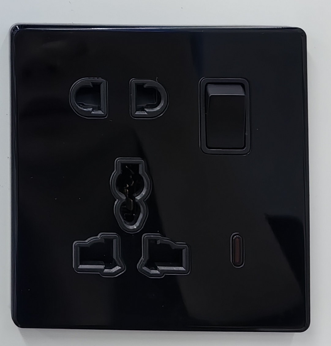 S7.5玻璃黑/白/灰13A多功能5孔墙壁插座 外贸专供 Item Picture