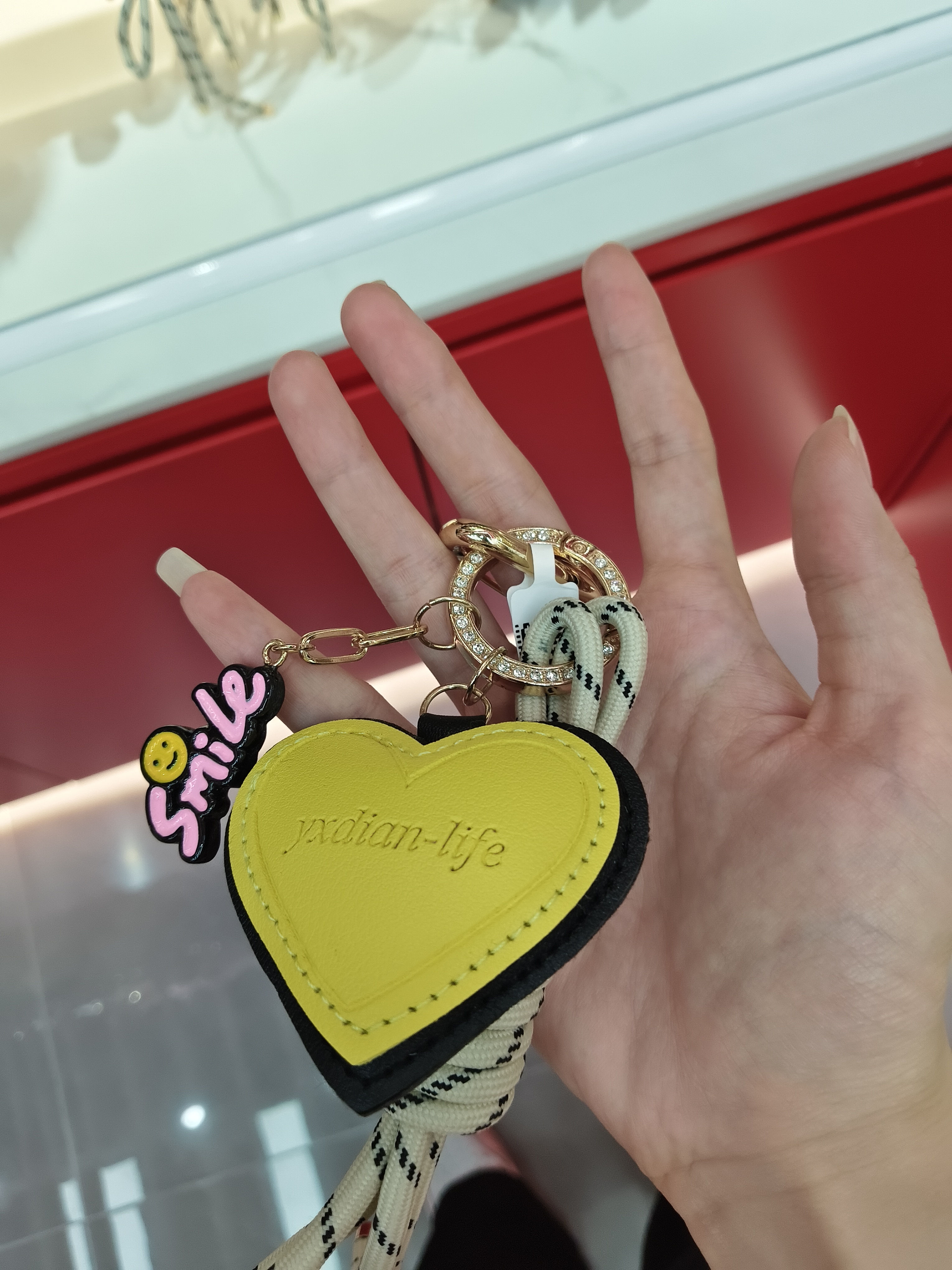 集饰纪黄黑拼皮爱心笑脸挂绳挂件 镶钻轻奢简约钥匙挂饰钥匙扣