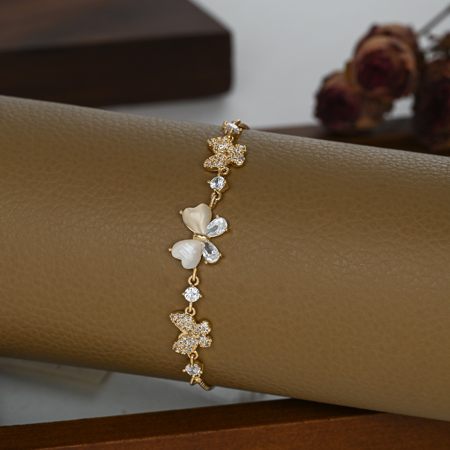 Butterfly, a high-end, niche, simple and versatile bracelet details Picture