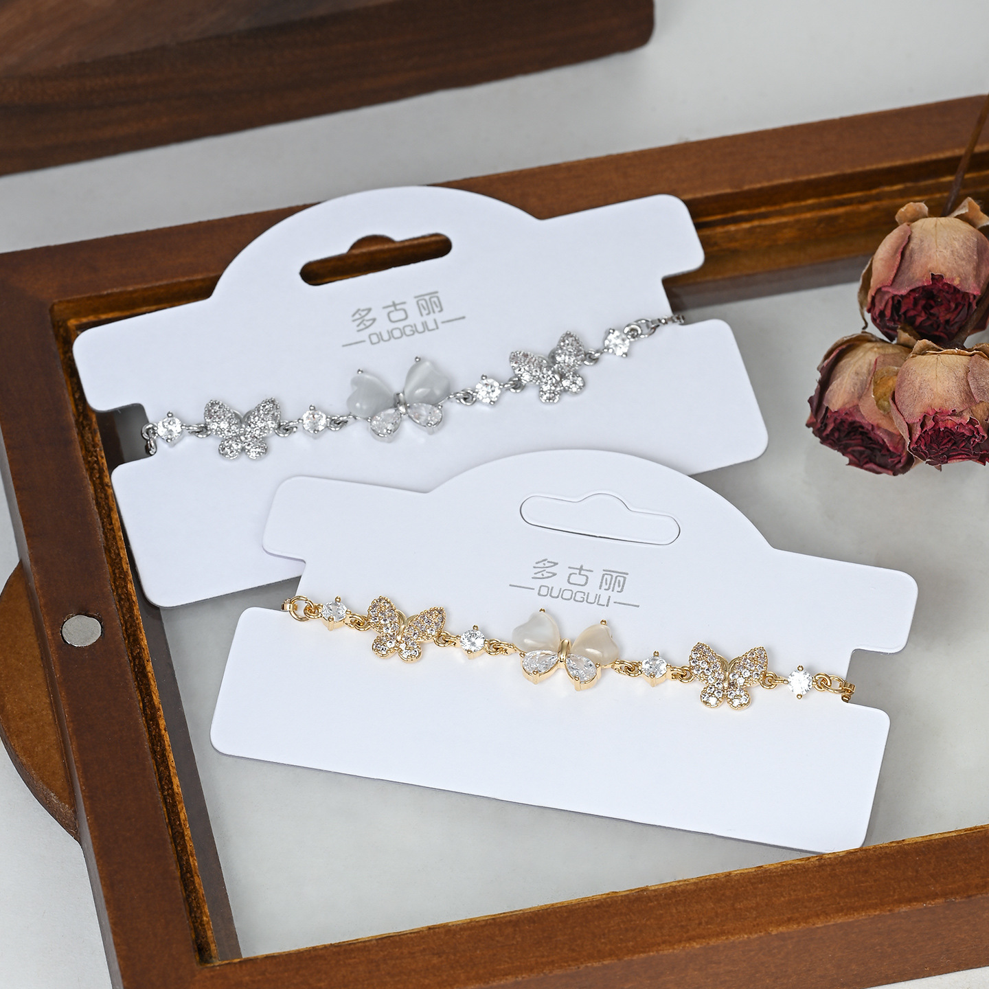 Butterfly, a high-end, niche, simple and versatile bracelet