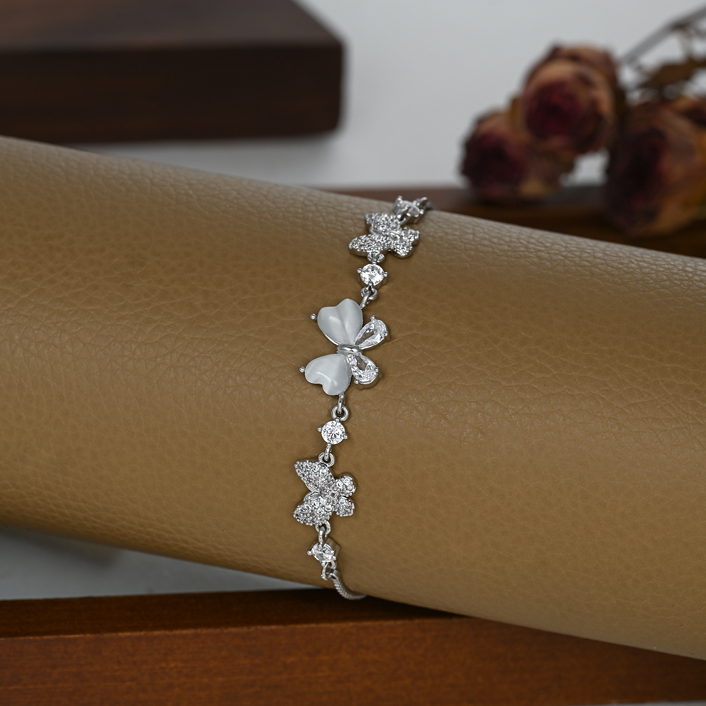 Butterfly, a high-end, niche, simple and versatile bracelet Specification image