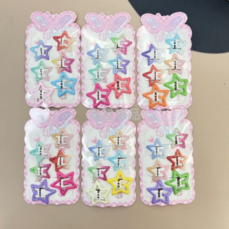 مشبك شعر الطفل الصغير المحبوب على جبهته Item Picture