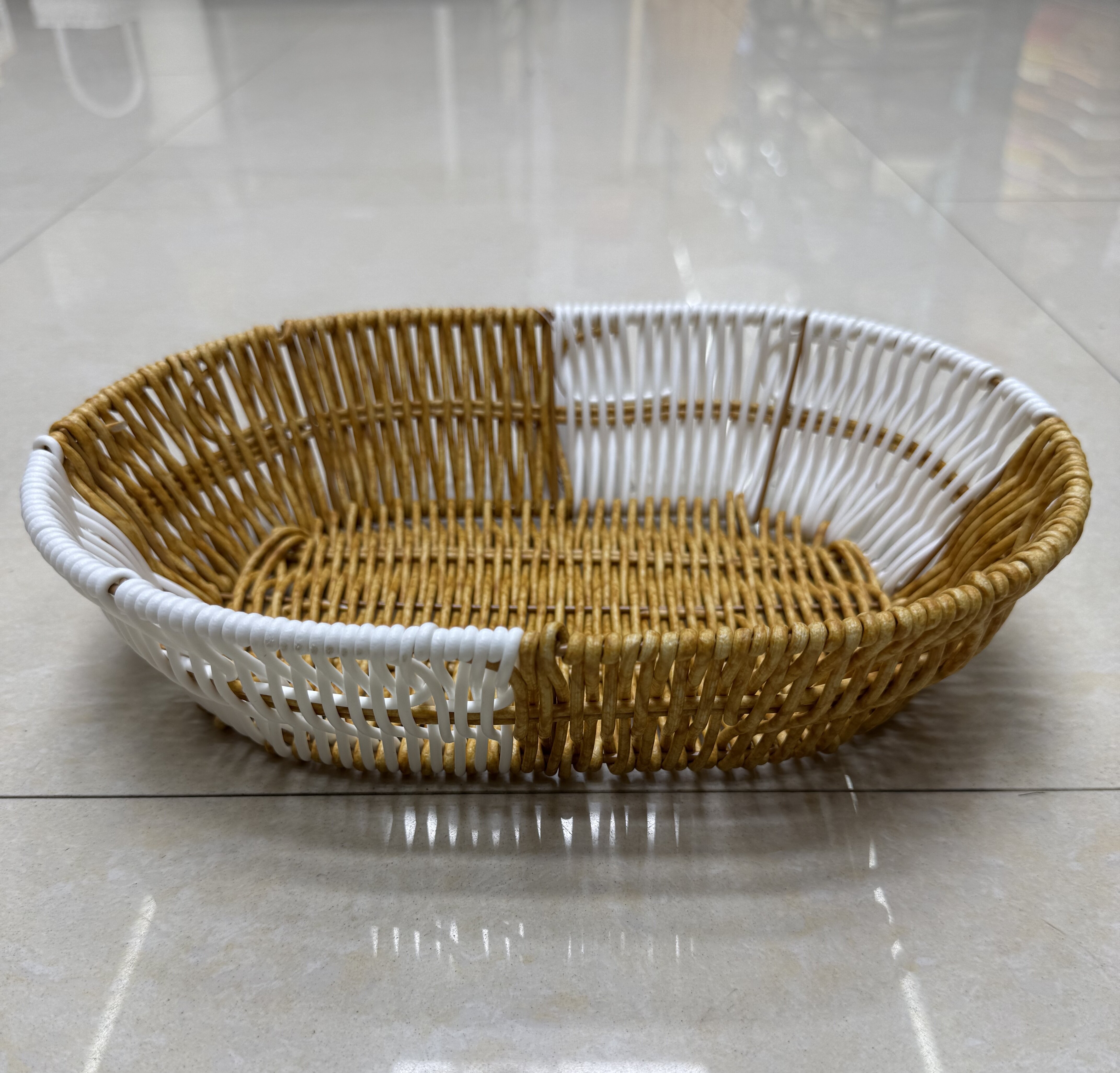 White and yellow imitation vine egg-shaped storage basin, fruit and snack basket, bread basket, toy storage basket, supermarket gift packaging basket, souvenir packaging basket, kitchen sauce storage basket, vegetable basket, tissue paper storage basket, cosmetics basket details Picture