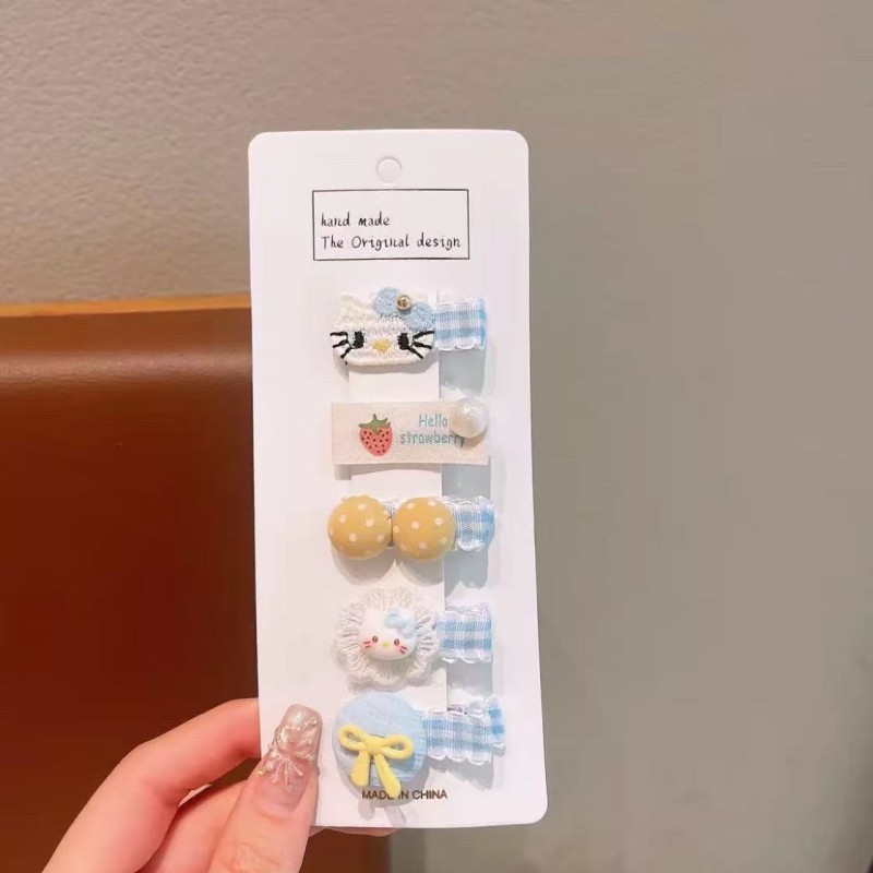 فالطفل مغطى بمشبك الكرتون الحلو Item Picture