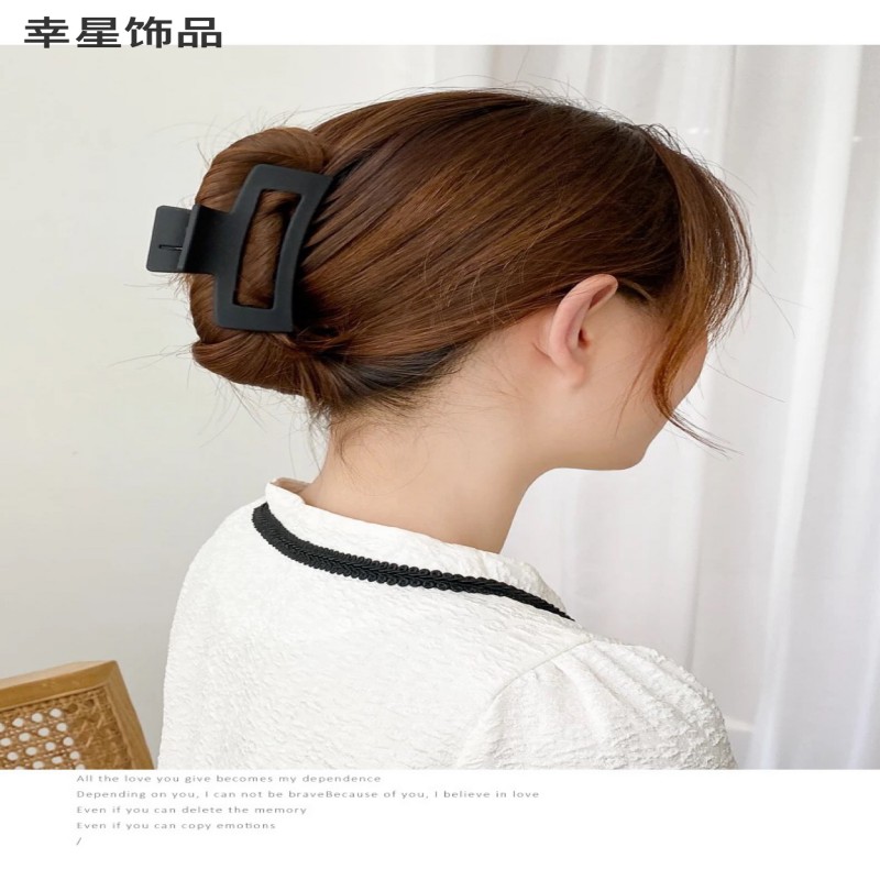 The black hairpin at the back of the head, with a simple and elegant high ponytail, is a fixed hairpin and shark clip headwear Application Scenario