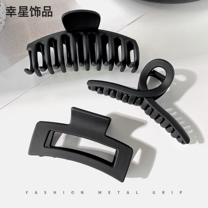 The black hairpin at the back of the head, with a simple and elegant high ponytail, is a fixed hairpin and shark clip headwear details Picture