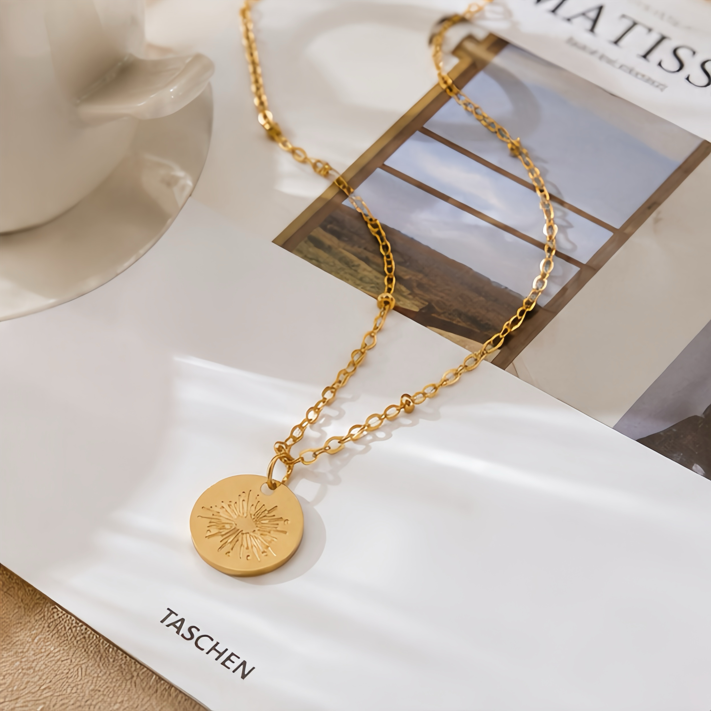 Retro firework engraved radiating pattern collarbone chain, stainless steel color retention, simple and niche minimalist ins style, cold commuting style, daily basic decorative jewelry details Picture