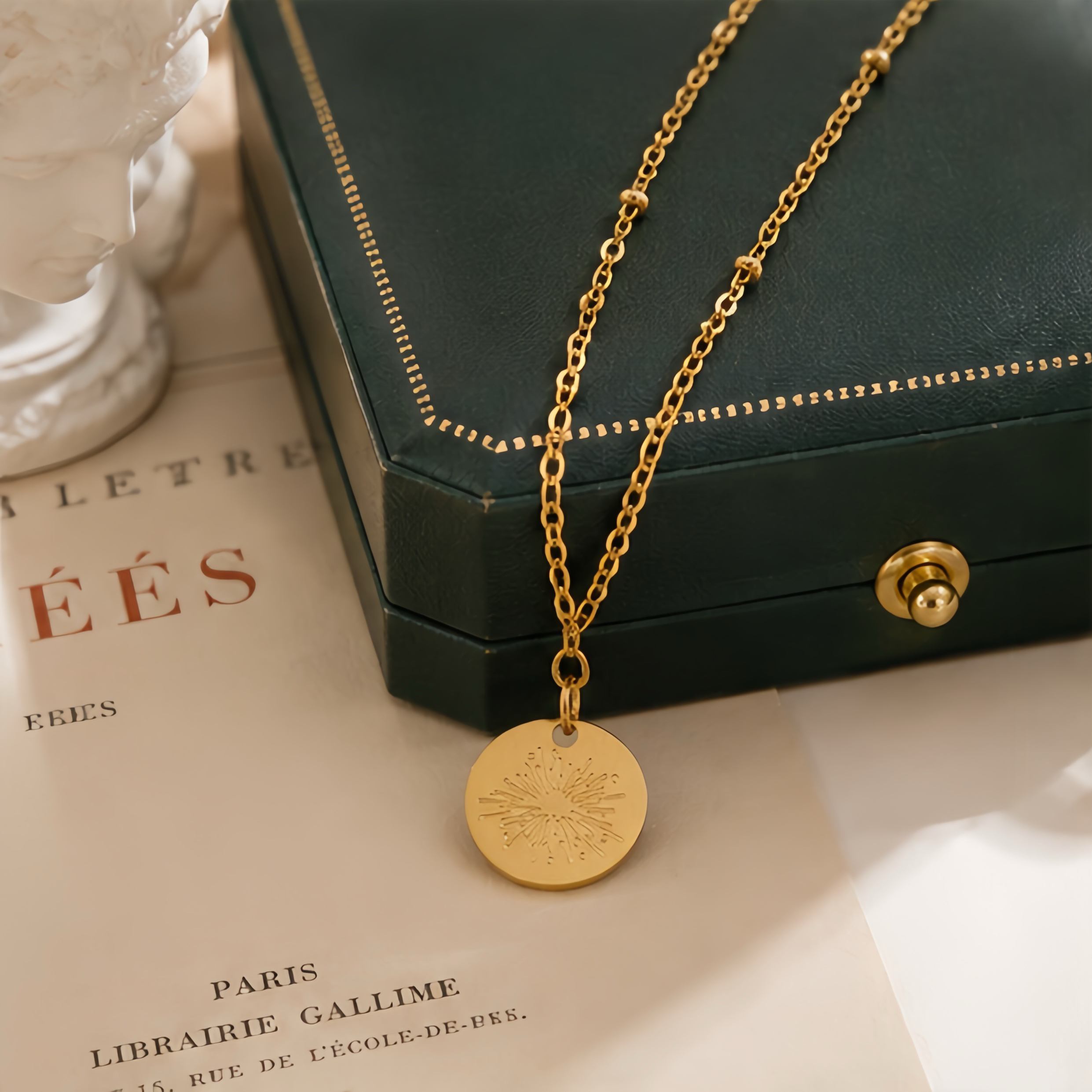Retro firework engraved radiating pattern collarbone chain, stainless steel color retention, simple and niche minimalist ins style, cold commuting style, daily basic decorative jewelry Application Scenario