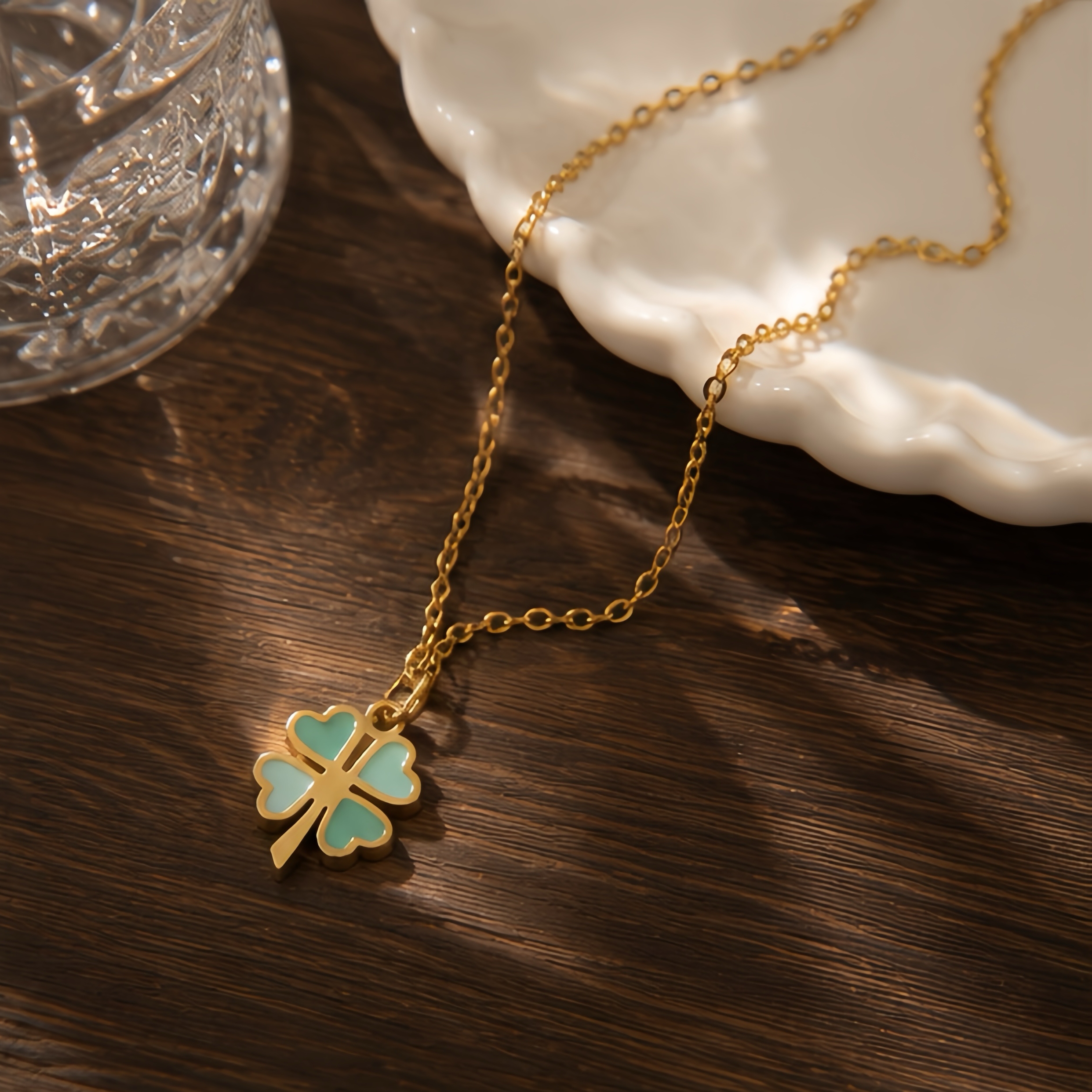 Contrasting mint green four-leaf clover oil-dripping pendant, stainless steel, fresh light color, niche daily commuting, gentle forest style, girlish collarbone neck accessory details Picture