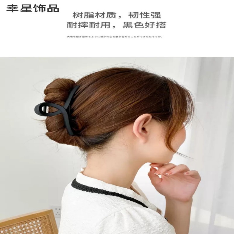 The black hairpin at the back of the head, with a simple and elegant high ponytail, is a fixed hairpin and shark clip headwear Specification image