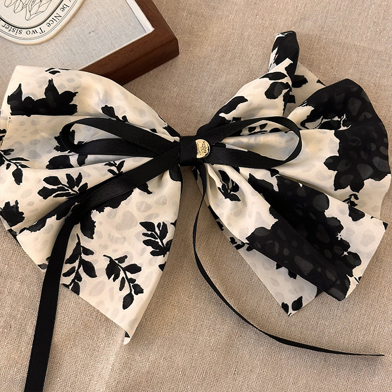 The new retro printed bow ink-wash skirt hem, hair band and headband exude a gentle and elegant feminine touch