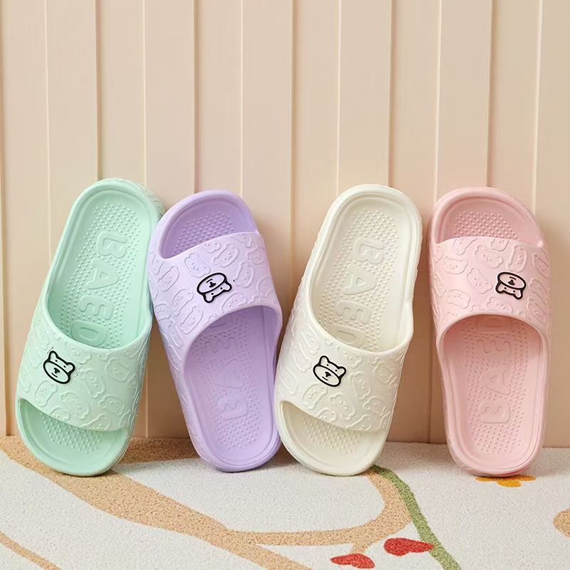 The new summer cool slippers for foreign trade are suitable for women to wear indoors and outdoors. They have thick soles that feel like stepping on feces and soft soles that are comfortable for men Application Scenario