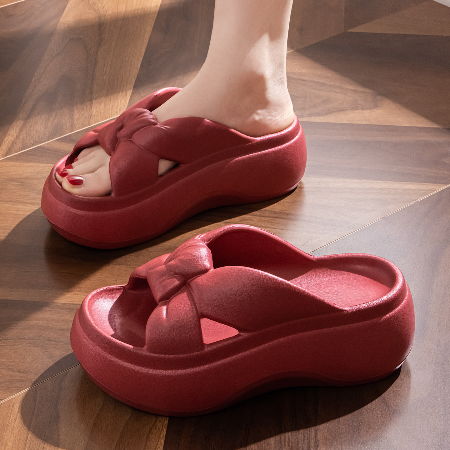 New thick-soled, touching flip-flops for women to wear outside, summer indoor home, foot-hugging beach, popular cool slippers Application Scenario