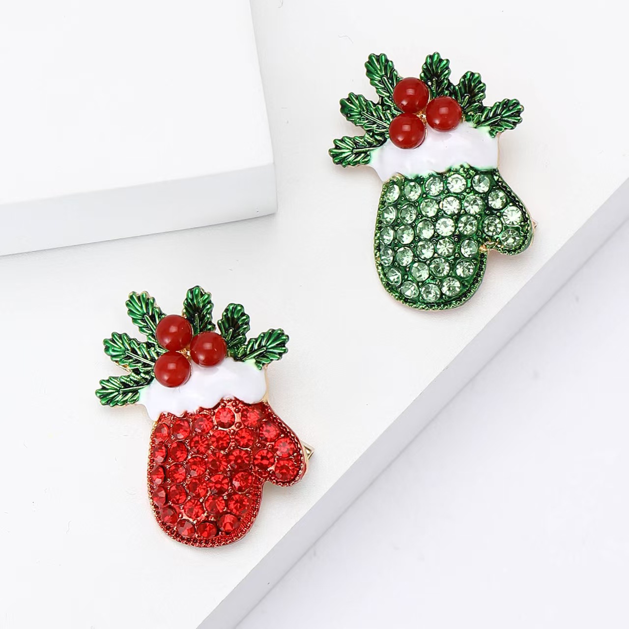 New European and American Christmas gloves, brooches, best-selling water diamonds, hand-dripping oil brooches, suits, overcoats, clothing accessories