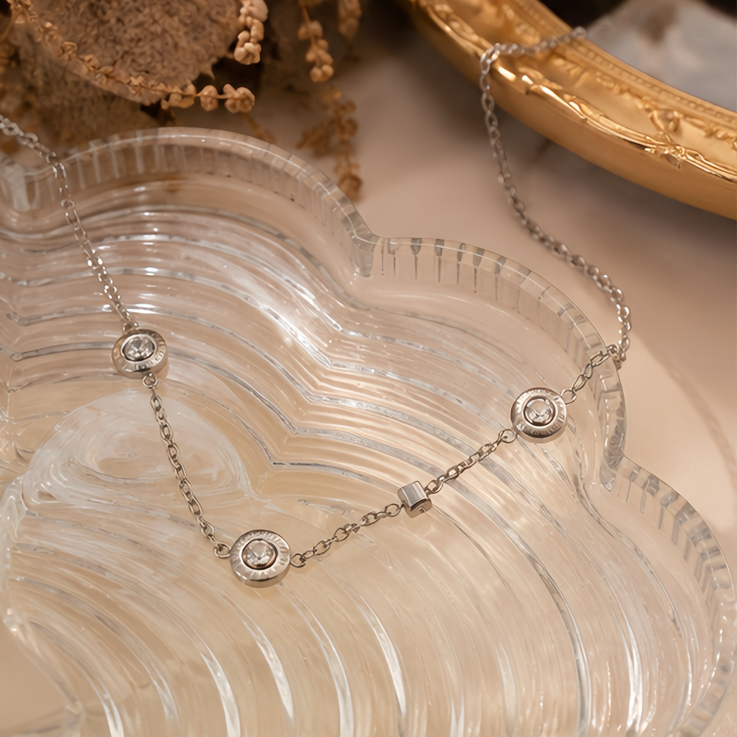 Silver three-ring diamond-encrusted patchwork necklace, stainless steel cold-toned minimalist style, niche texture, light mature style, commuter fine collarbone neck accessory Application Scenario