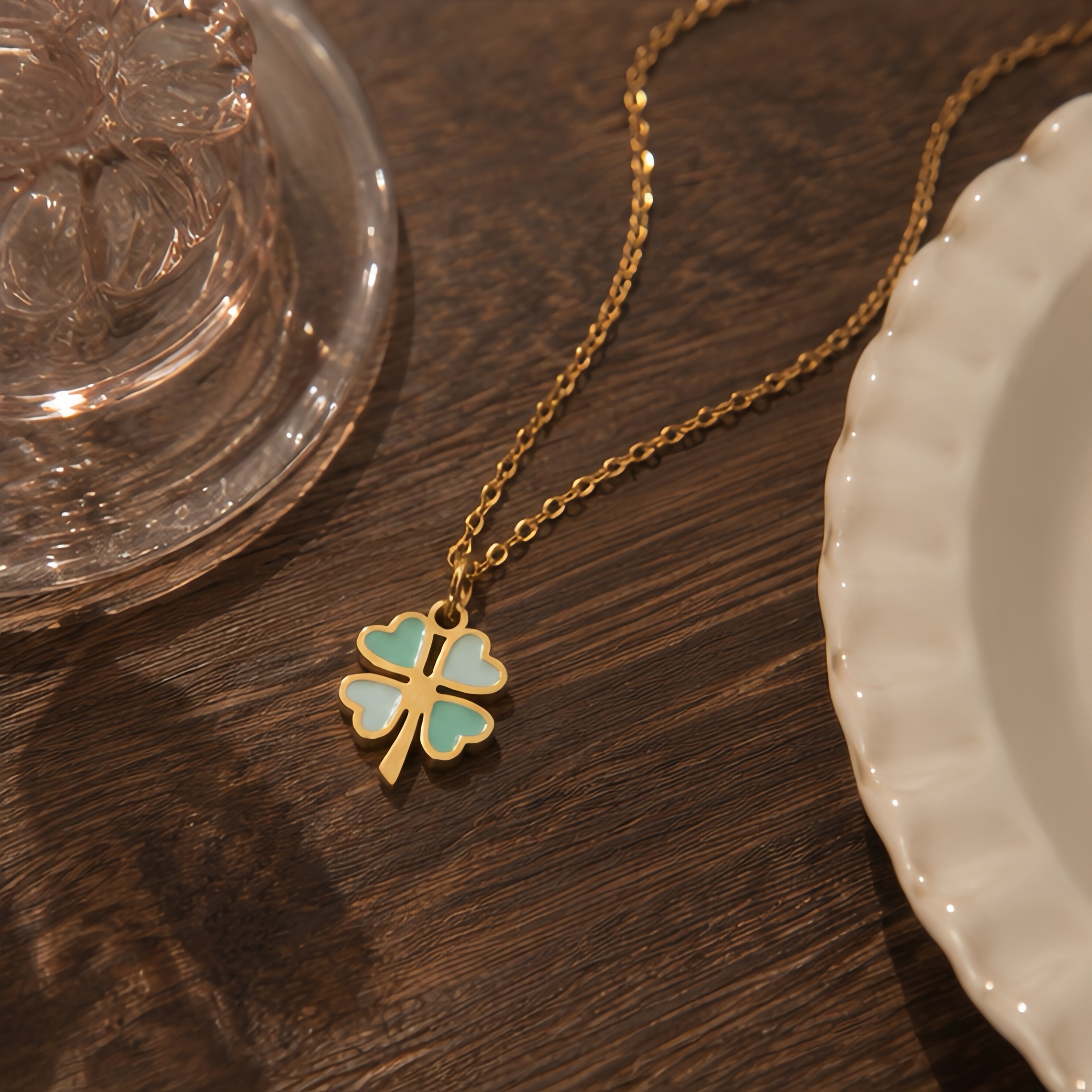 Contrasting mint green four-leaf clover oil-dripping pendant, stainless steel, fresh light color, niche daily commuting, gentle forest style, girlish collarbone neck accessory