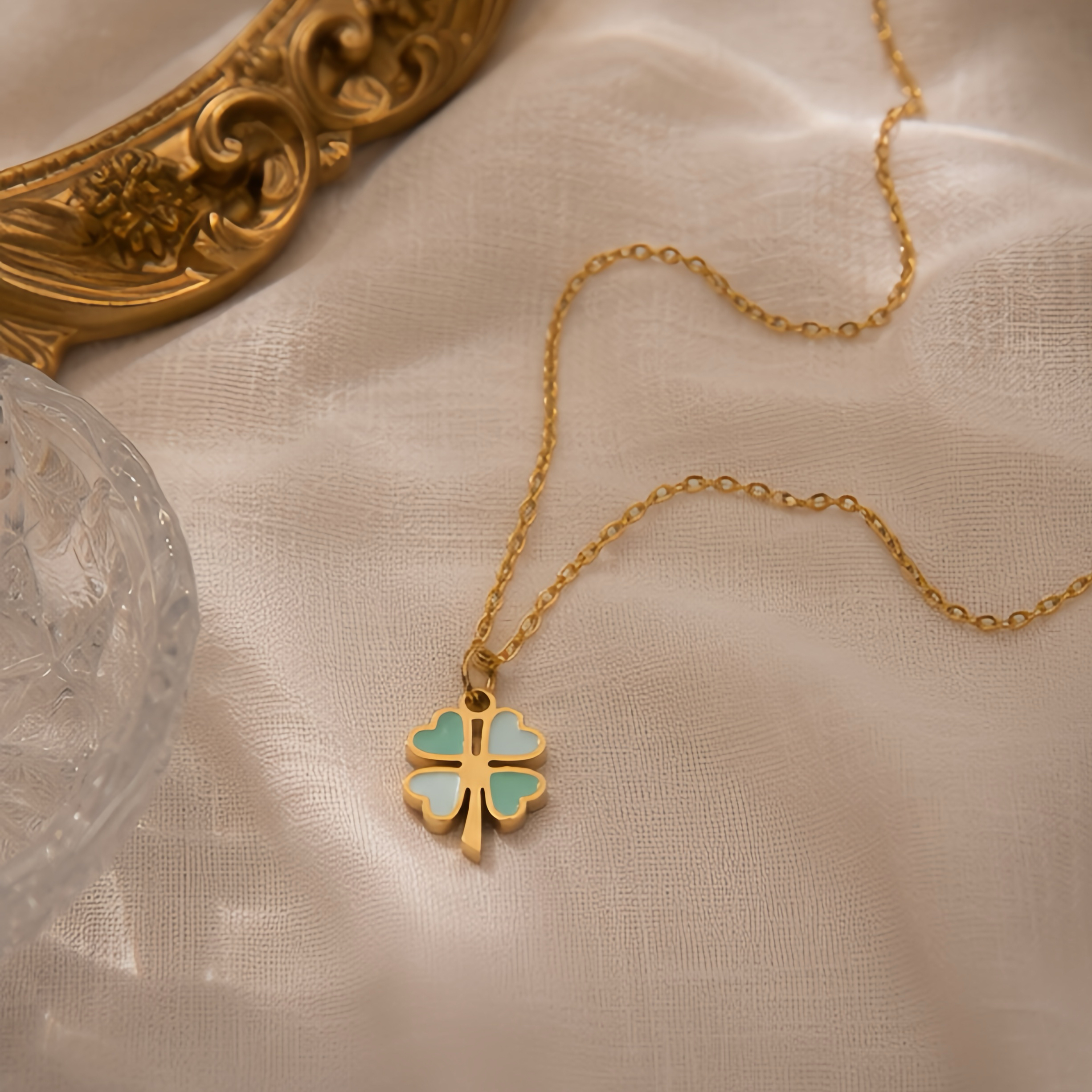 Contrasting mint green four-leaf clover oil-dripping pendant, stainless steel, fresh light color, niche daily commuting, gentle forest style, girlish collarbone neck accessory Application Scenario