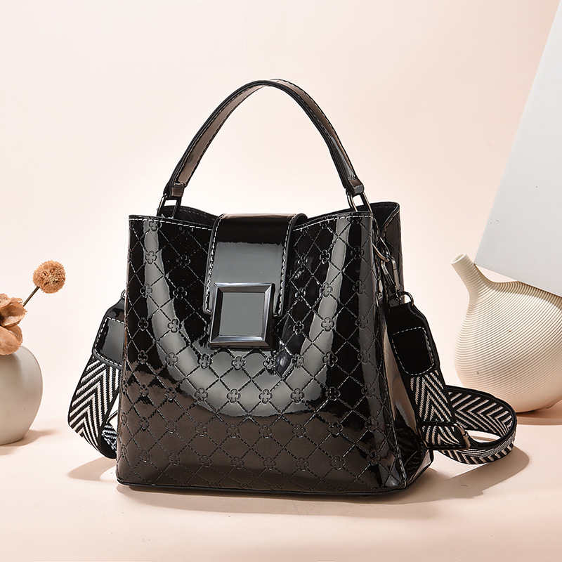 New large-capacity, fashionable single-shoulder crossbody bag for women, Korean version simple bucket bag, versatile for summer undefined