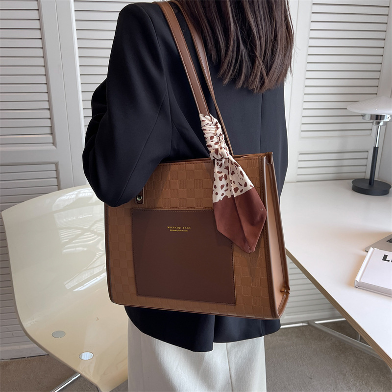 The 2023 new popular tote bag for women, a large-capacity commuting bag for work, and a high-quality single-shoulder bag undefined
