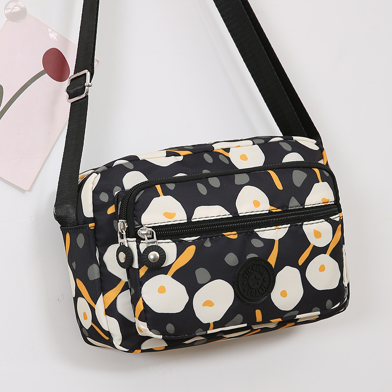 This is a popular water-washable fabric single-shoulder bag for women, middle-aged and elderly people. It is a light and casual bag for shopping and grocery shopping undefined