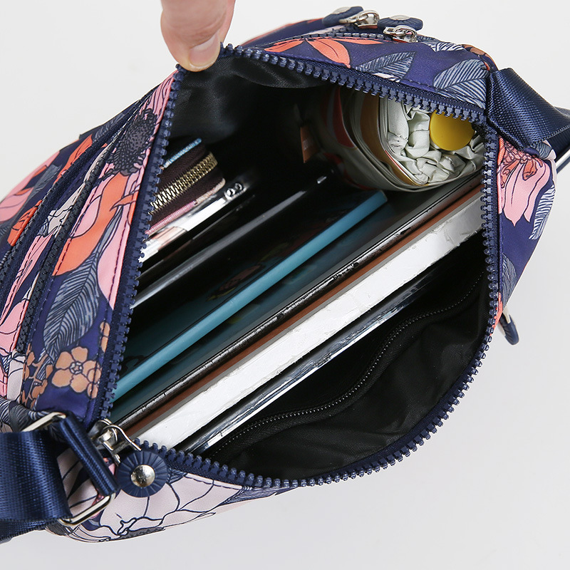 Thickened nylon fabric women's bag, large-capacity single-shoulder crossbody bag, middle-aged mother's bag, lightweight travel backpack Application Scenario