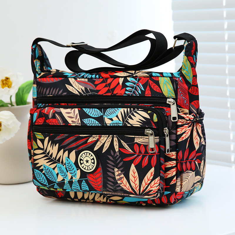 New Oxford fabric women's bag, floral fabric bag, large-capacity single-shoulder crossbody large bag for middle-aged and elderly people, street stall bag, canvas mom bag Application Scenario