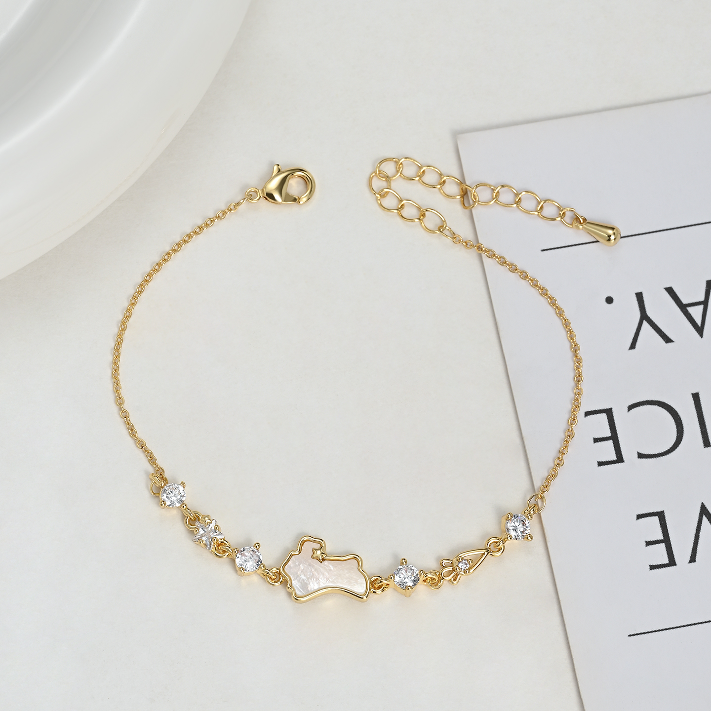 White mother-of-pearl pony diamond-encrusted fine bracelet for women, adjustable extension chain, a niche commuting accessory, a versatile daily outfit details Picture