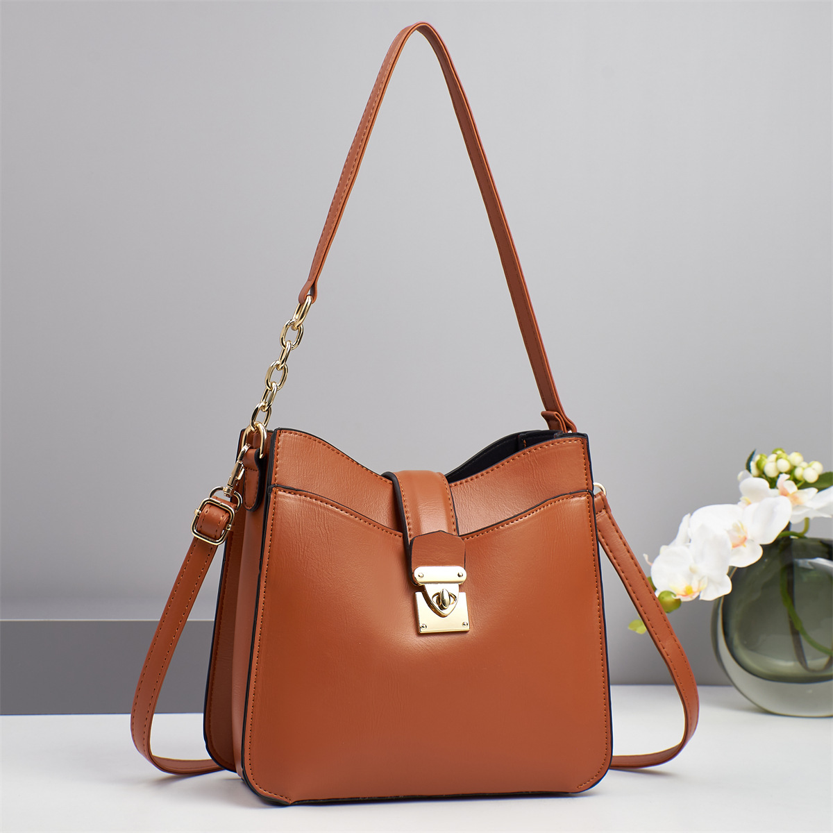 The manufacturer's best-selling new hand-held women's versatile summer bag for foreign trade, a fashionable single-shoulder women's bestseller crossbody bag 2025 full image