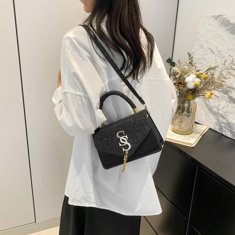 A niche quality single-shoulder bag for women, a new Spring/Summer 2024 ins minimalist and trendy fringed hand-held commuter crossbody bag Specification image