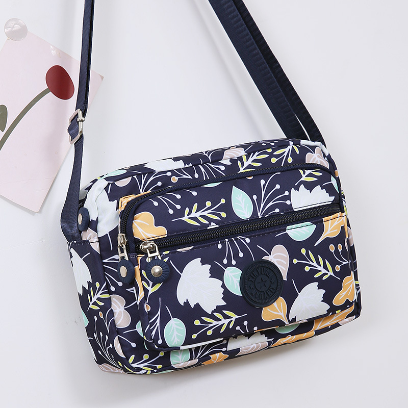 This is a popular water-washable fabric single-shoulder bag for women, middle-aged and elderly people. It is a light and casual bag for shopping and grocery shopping undefined